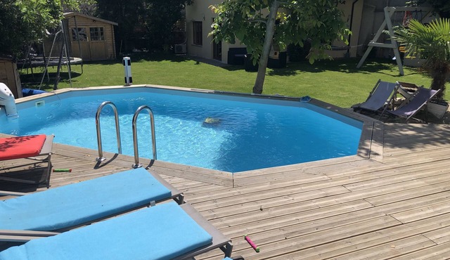 House with pool between Paris and Versailles