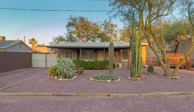 Ideal Haven- Perfect Convenient 2-bedroom house with Hot tub & pet friendly