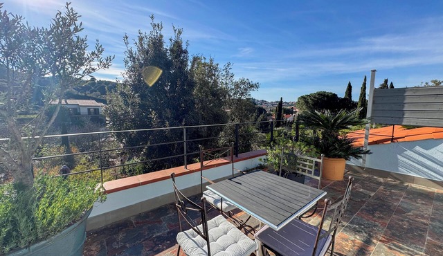 In peace, beautiful clear view 250m from beaches and shops with Wifi.