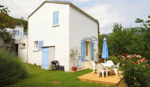 INDEPENDENT GARDEN AREA 50m2 6 kms from the sea, 100m from the river.