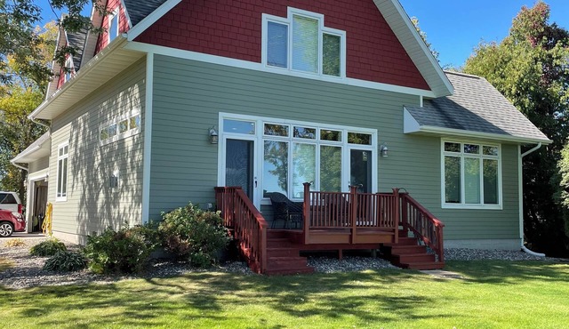 Lake Daze - a spacious, family-friendly home right on beautiful North Long Lake!