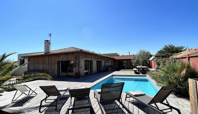 Large villa with swimming pool on the outskirts of Bordeaux