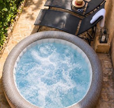 Le jardinet d'Emma - Jacuzzi privé, Jardin au calme entre Arles, Camargue et Alpilles avec parking gratuit