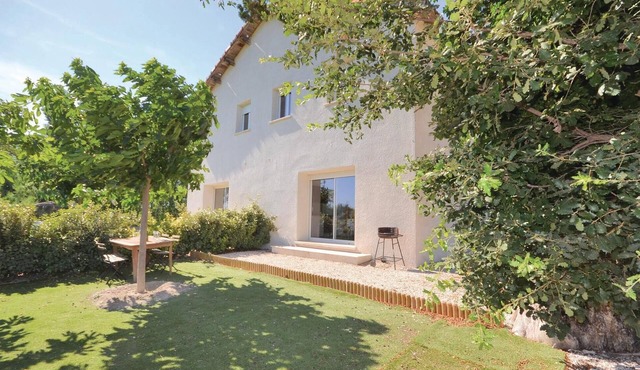 Lovely home in Le Sambuc with WiFi