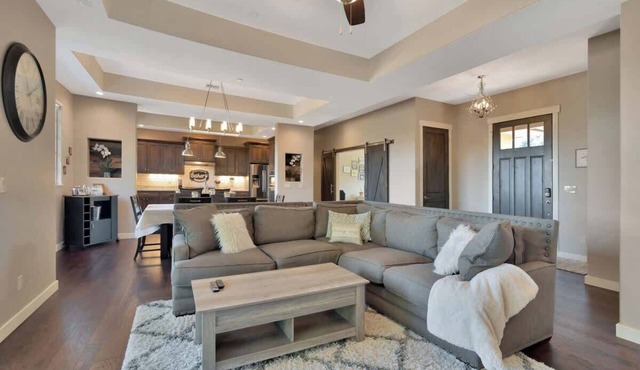 *luxliving*spacious and stylish home!5Min to town