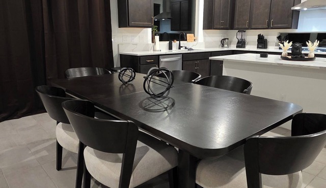 luxurious 4-bedroom house in perfect Las Vegas with AC, 10 minutes to strip