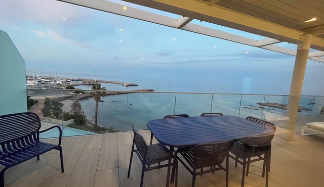 Luxurious 6pers apartment with semi-Olympic swimming pool facing the sea, the dream!