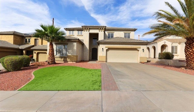 Luxurious, spacious 5-bedroom retreat with resort style backyard, near stadiums