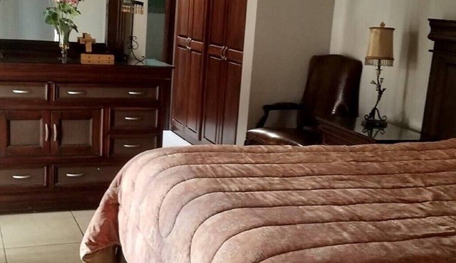 Luxury private home gated community 10min from airport