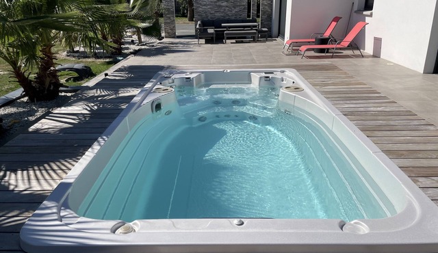 Magnificent contemporary property with heated spa 15 min from Bordeaux center.