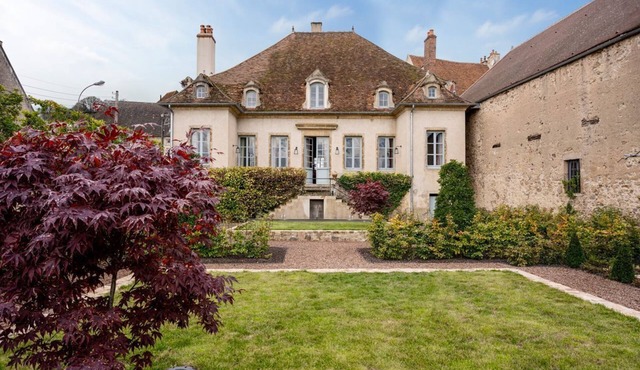 Maison La Cote D’Or - Six Bedroom Villa, Sleeps 12