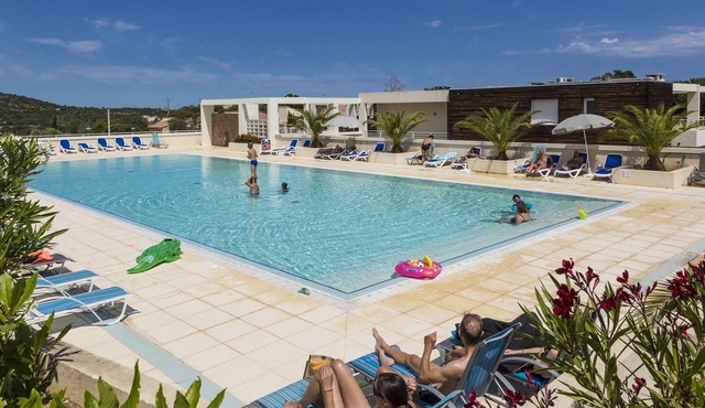 Maisonnette Près de la Plage | Piscine + Parking!