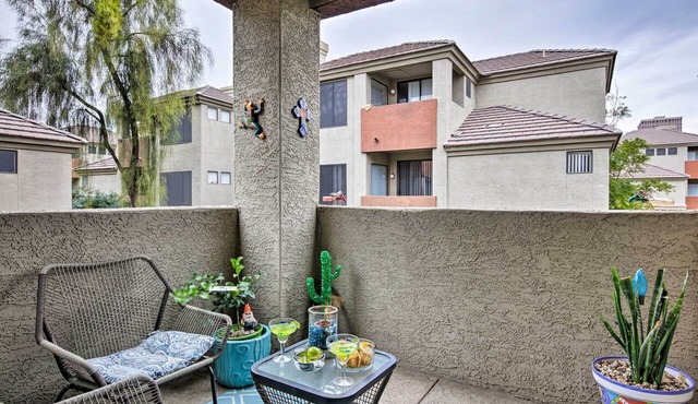 Modern Condo w/Pool Access ~ 3 Mi to Dtwn Phoenix