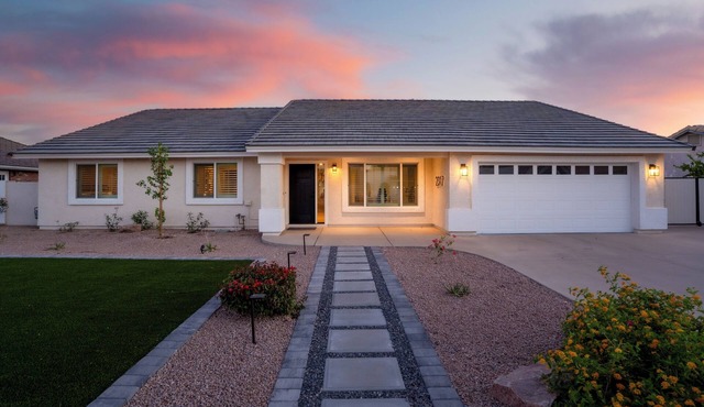 Modern Mesa Retreat – Gym, Arcade & Fire Pit