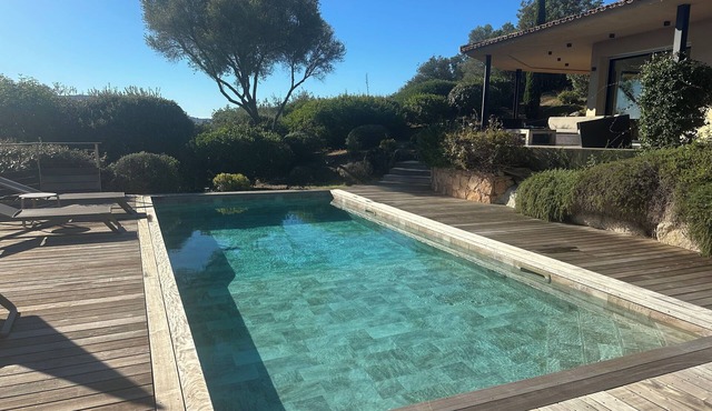 Modern open house with sea view, waxed concrete, lime and wood