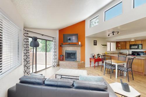 Mtn-View Condo w/Resort Amenities in Tucson!