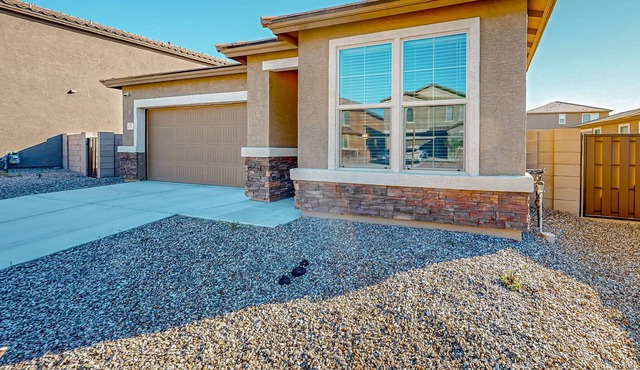 Mtn-view home with outdoor pool, enclosed patio, washer/dryer, streaming