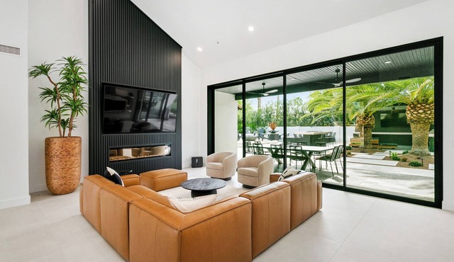 NEW 4BR Modern Pool, Hot Tub, Putting Green, Ping Pong & Fire Table