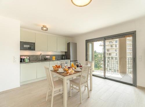 New Building- Appartement neuf lumineux vue Mer, tramway L3 au pied de immeuble à 10 à 15 mns d'aéroport, centre ville & promenade anglais