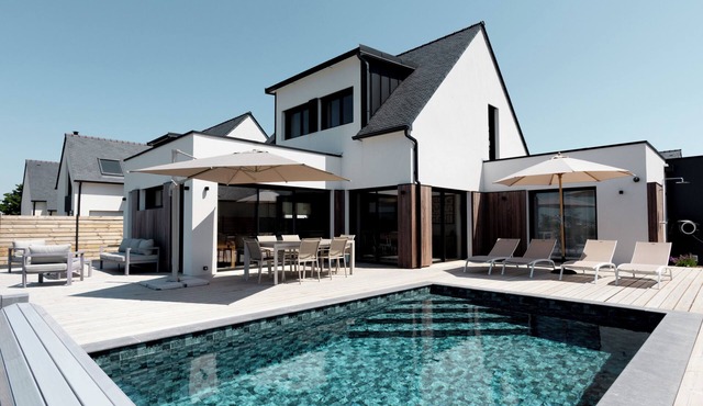 NEW: Villa with pool and large sunset terrace