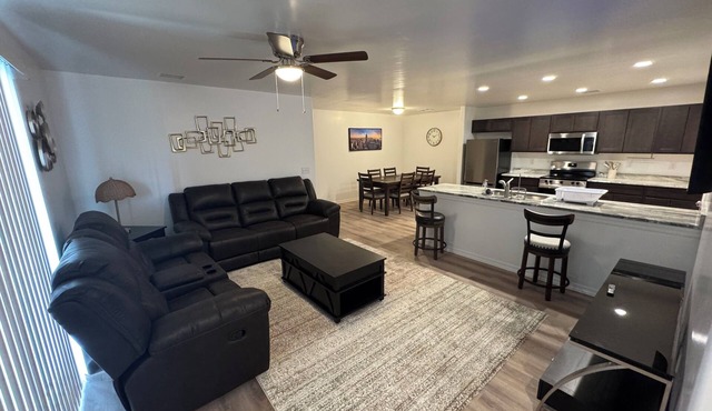 Newly Furnished 3 bed 2 full bath Near Shopping, Dining & Medical Center