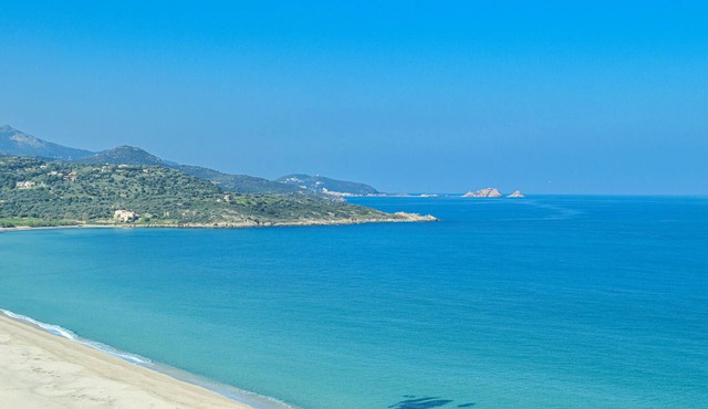 Nice vacation apartment with terrace and pool in the north of Corsica.