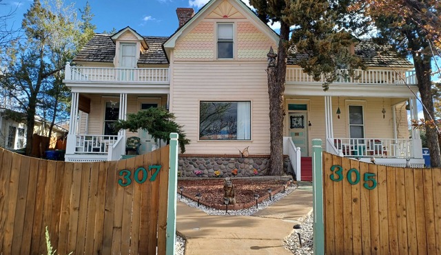 NOB HILL PRINCESS - Best Downtown Location! .Trees, Sunsets & Views!