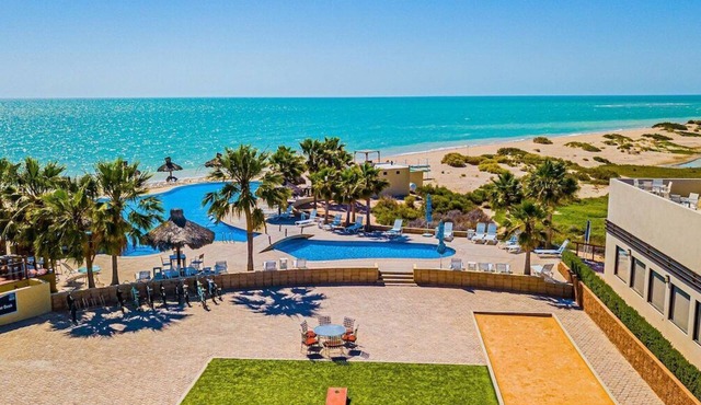 Ocean Front King Suites/Sleeps12/POOLS/WI-FI