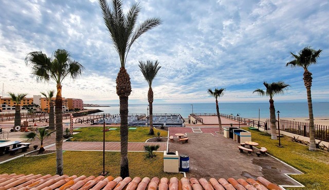 Ocean View Upper Floor Luxury Condo - Las Gaviotas 424 2 BR 2 BA Next to the Pool, Wi-Fi