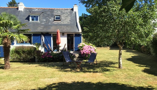 Old Fisherman's cottage with beautiful garden 150 m from the beaches