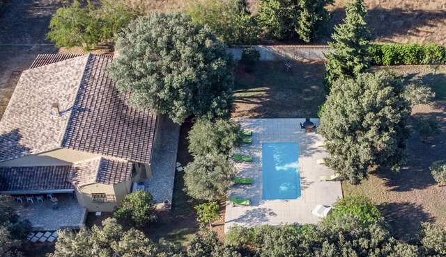 One-storey villa with enclosed garden and swimming pool