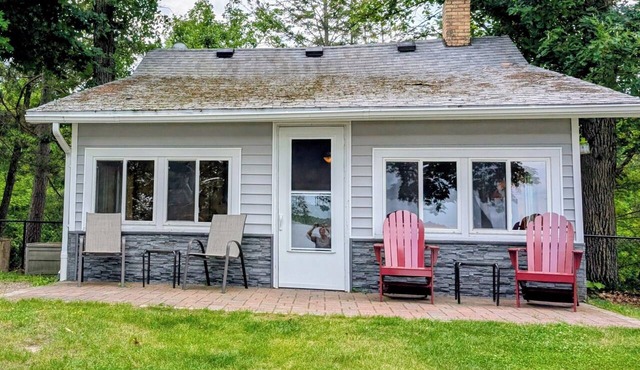 Peaceful lake front 3-bedroom cabin with Leech Lake access.
