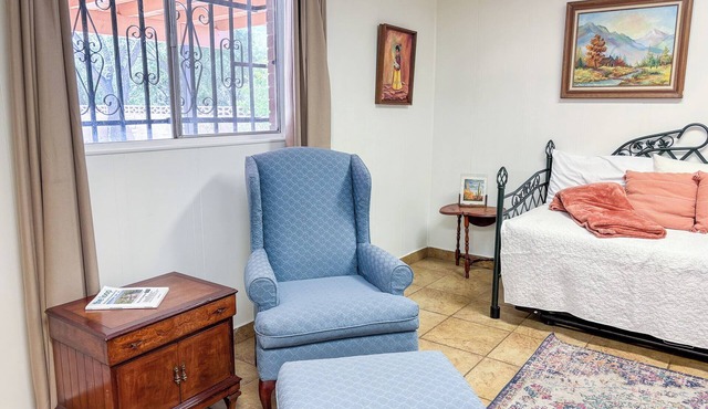 Private Entrance + Patio Guest Home Near TMC, UofA & The Loop