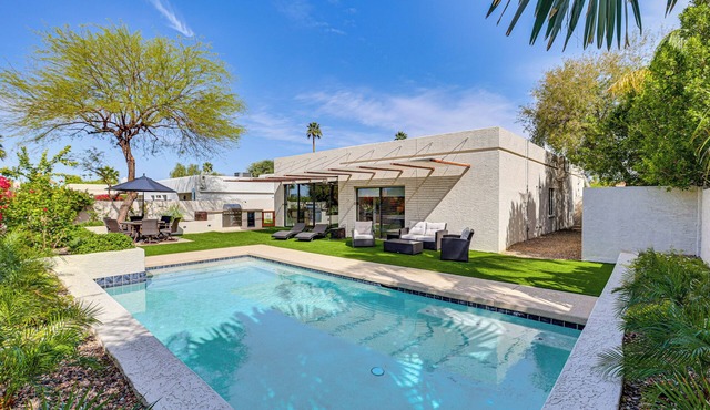 Private Pool + Putting Green: Sunny Scottsdale Gem