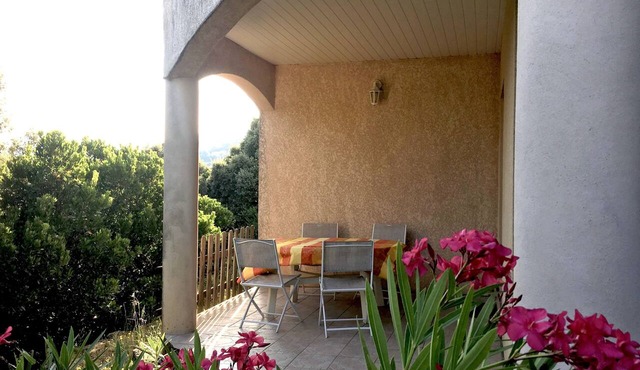 Quiet air-conditioned T2 in villa near shops and sea