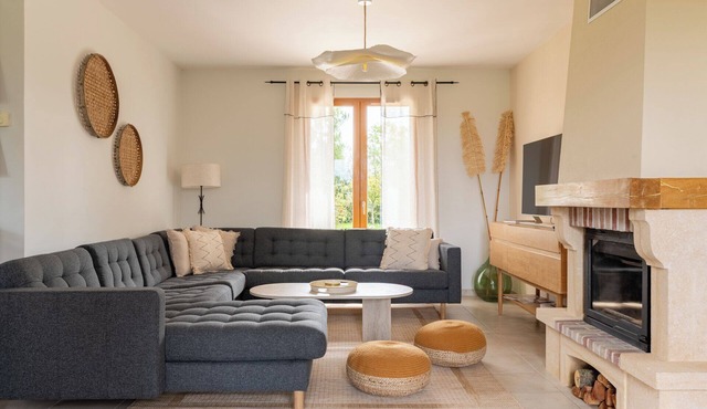 Quiet, modern family cocoon 1h30 from Paris. Sleeps 12, ideal for families