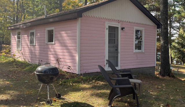 Rainbow's End Resort - Pink Cottage - Newly Remodeled with Private Beach