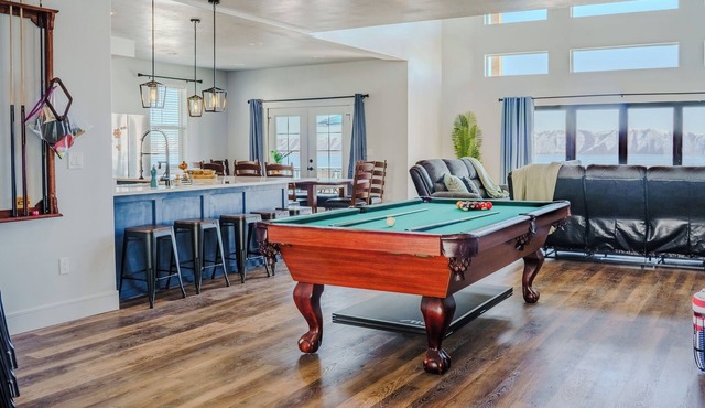 Raspberry Sunrise at Bear Lake! Views! Pool Table & Hot Tub!, 12pm Check In - 2pm Check Out