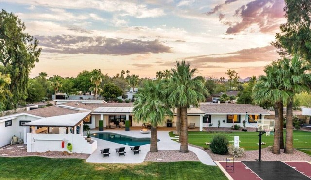 Relaxing Desert Oasis–Outdoor Fun+Pool - Sleeps 17