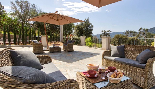 Serene Ajaccio Retreat: 3-Bedroom Apt with Terrace & Pool