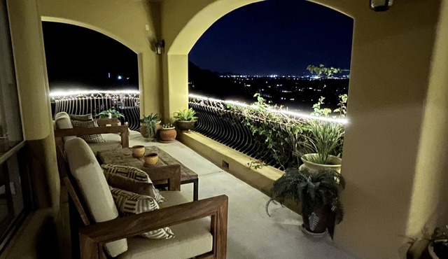 Serene mountaintop getaway close to all Paradise Valley has to offer!