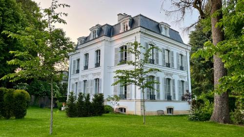 Signature topfloor flat in a shared XIX century Mansion in Western Paris