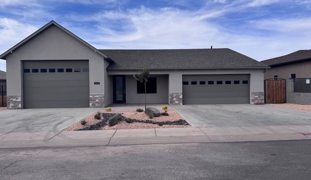 Spacious 4-bedroom house in charming Page with Indoor boat parking!