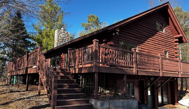 Spacious 5-bedroom cabin on the beautiful 8th Crow Wing with modern amenities.
