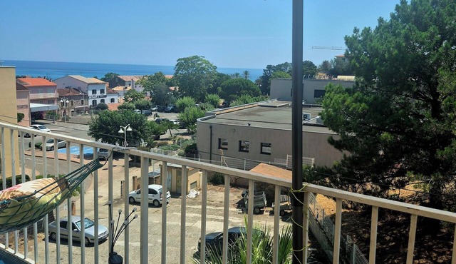 Spacious apartment, 3 bedrooms, ocean view, Solenzara, beach within walking distance