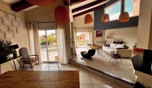 Spacious family home, private pool