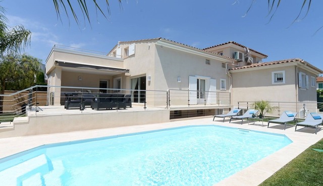 Standing VILLA 800 m from the sea, air-conditioned with heated swimming pool