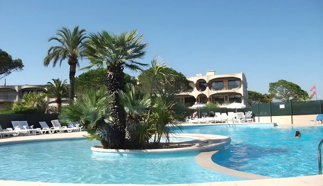 Studio "Riviera de Bahia" with Pool in a Green Park, Steps from the Beach