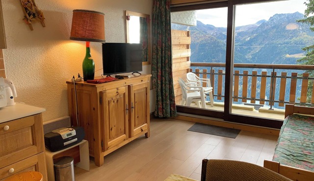 Studio with SOUTH FACING BALCONY, in the heart of the resort, at the foot of the slopes.