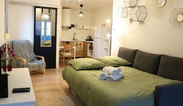 Studio with Terrace near RER An and L to Paris & La Défense